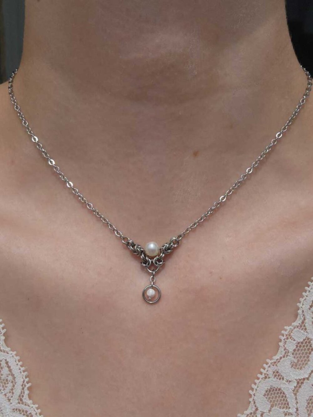 Vintage dainty silver and genuine white pearl necklace - Picture 5 of 10